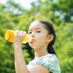 petite fille qui boit un jus hurom - comparateur extracteur de jus hurom