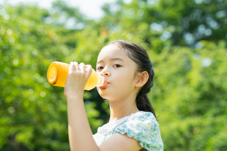 petite fille qui boit un jus hurom - comparateur extracteur de jus hurom
